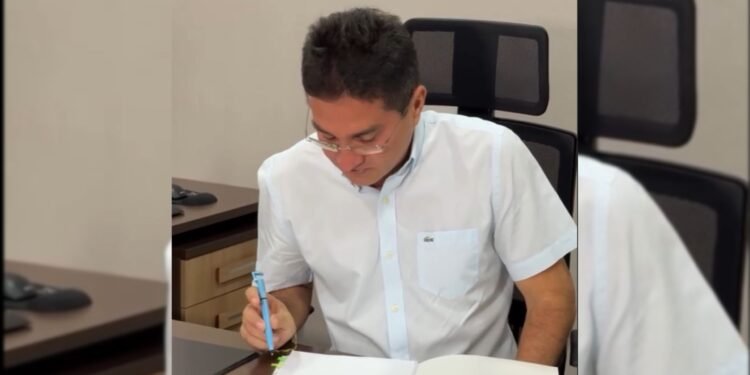 Jander Lobato assinando