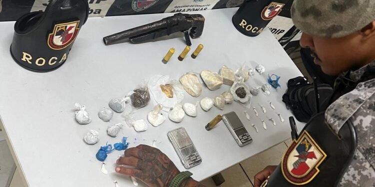 Drogas e armas foram apreendidas durante a ocorrência (Foto: Divulgação/PMAM)