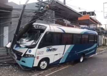 Micro-ônibus bate contra poste