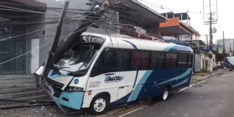 Micro-ônibus bate contra poste