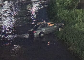 Motorista perde controle de carro e cai em igarapé em Manaus