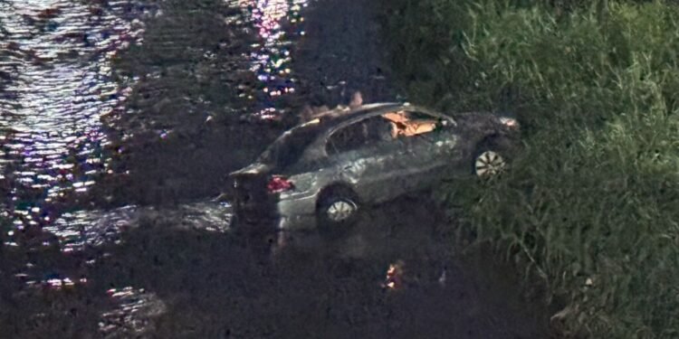 Motorista perde controle de carro e cai em igarapé em Manaus