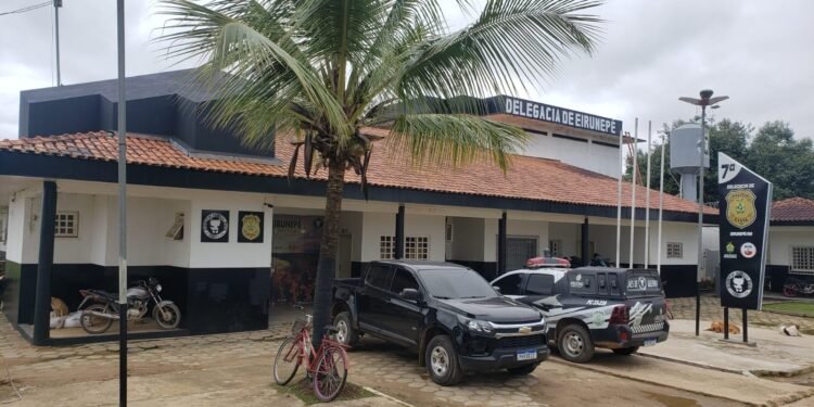 Mulher é presa por matar amigo com facada no peito, em Eirunepé