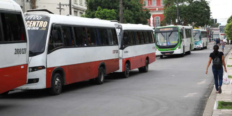 Mulher é presa suspeita de vender drogas em Terminal de Manaus