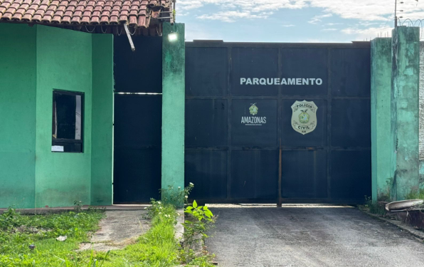 Fachada do parqueamento da Polícia Civil, no Tarumã (Foto: Neto Silva/Portal do Holanda)