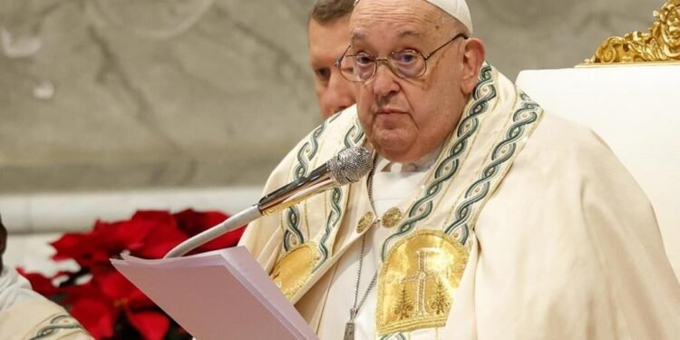 Papa Francisco segue em estado crítico, mas tem noite tranquila, diz Vaticano