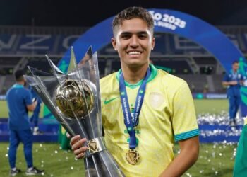 Lateral-direito amazonense Paulinho