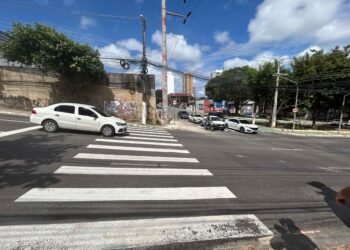 Semáforos são instalados na avenida Umberto Calderaro (Foto: Hudson Neris/Rios de Notícias)