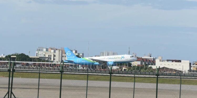 Voo com brasileiros deportados dos EUA chega a Fortaleza