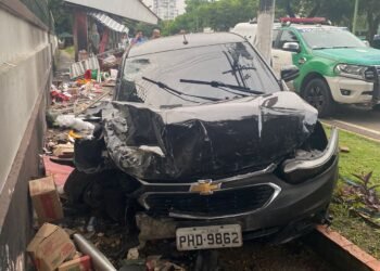 Frente do veículo ficou completamente destruída (Foto: Divulgação/PMAM)