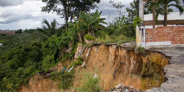 Fala Manaus: cratera cresce após desmoronamento na rua Conde, e moradores seguem sem respostas: 'Medo de dormir a noite'