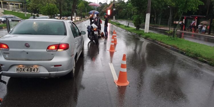O caso ocorreu durante a manhã chuvosa desta sexta-feira, 14/2 (Fotos: Reprodução/ redes sociais)