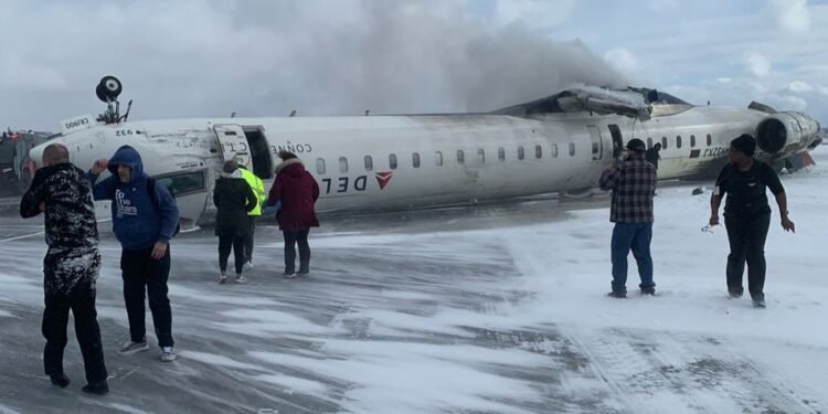 Avião vira de ponta-cabeça após pouso em Toronto e deixa 15 feridos - Foto: (Reprodução/ Internet)