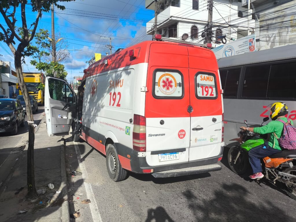 Serviço de Atendimento Móvel de Urgência (Samu) esteve no local junto do Corpo de Bombeiros Militar do Amazonas (CBMAM) (Foto: Reprodução/ redes sociais)