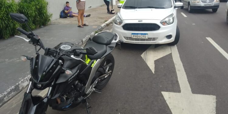 Mulher fica ferida após ser atropelada na zona Centro-Sul de Manaus (Foto: Divulgação/ IMMU)
