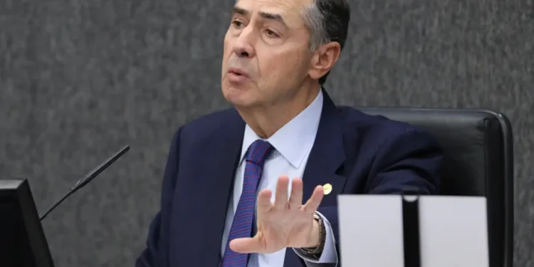 Barroso nega impedimento de Moraes, Zanin e Dino para julgar Bolsonaro