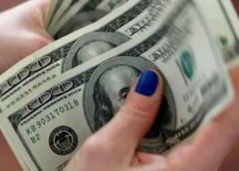 Dólar cai pela 11ª vez e tem maior sequencia de quedas em 20 anos