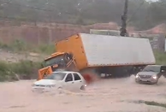 caminhao-tombado-manaus