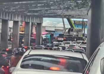 Trânsito congestionado da avenida Governador José Lindoso (Foto: Reprodução/Internet)