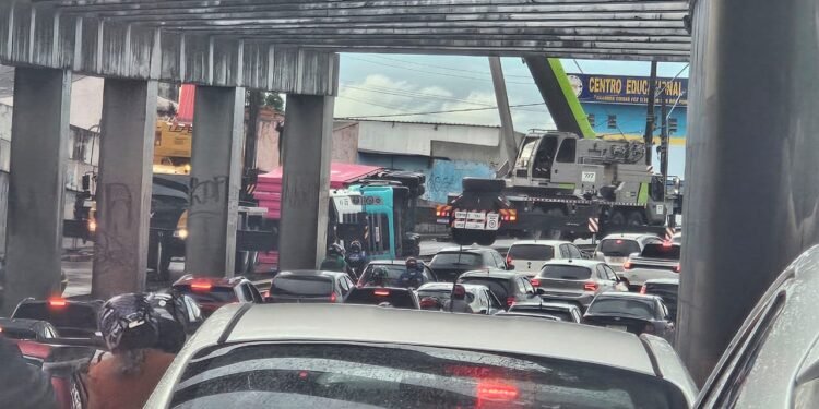 Trânsito congestionado da avenida Governador José Lindoso (Foto: Reprodução/Internet)