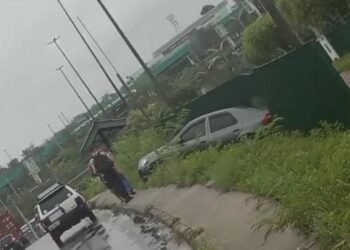 Vídeo: carro cai em barranco devido a chuvas intensas no Distrito Industrial, em Manaus