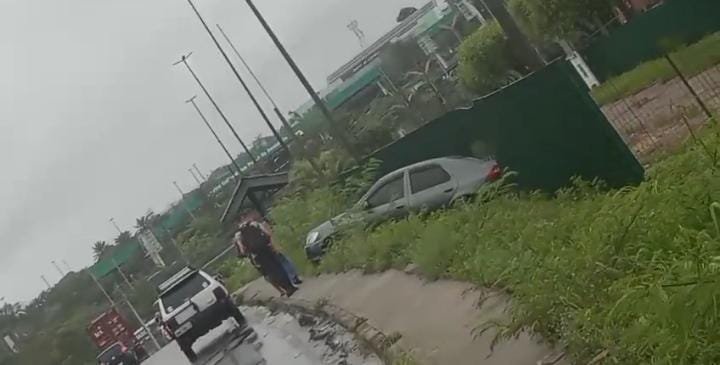Vídeo: carro cai em barranco devido a chuvas intensas no Distrito Industrial, em Manaus