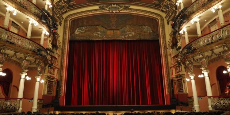 Teatro Amazonas reabre para visitação turística e inicia temporada 2025 de espetáculos