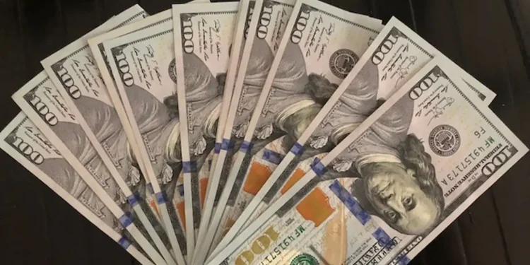 Dólar encosta em R$ 5,80 após novas ameaças de Trump