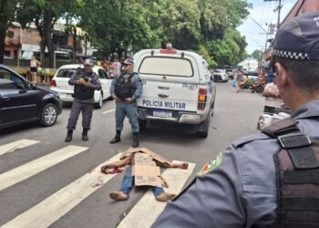 homem estirado em via morto