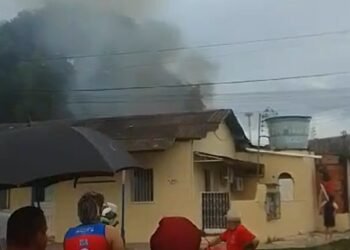 Incêndio destrói casa e deixa duas pessoas feridas no bairro Novo Aleixo, zona Norte de Manaus (Foto: Reprodução/ redes sociais)