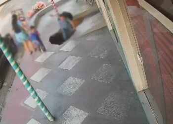 Homem é engolido por buraco na zona Leste de Manaus (Foto: Reprodução/ redes sociais)