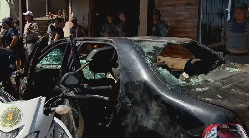 Veículo depredado na frente do estabelecimento do homem (Foto: Reprodução/ redes sociais)