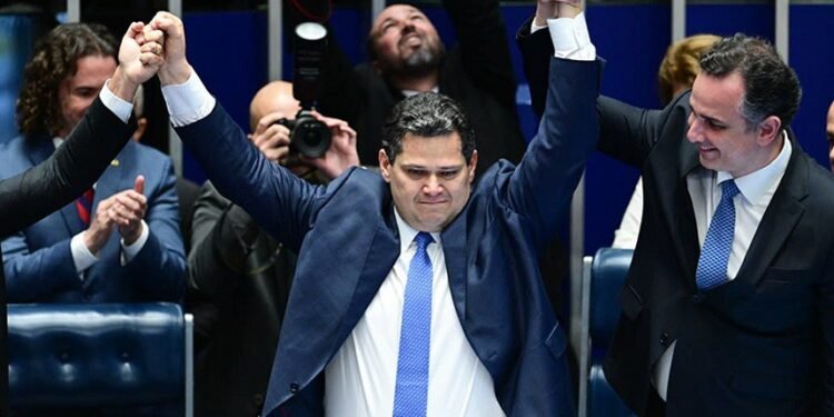 Davi Alcolumbre com 73 votos é o novo presidente do Senado