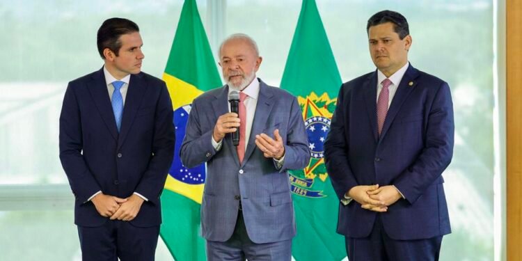 'Brasil está menos pobre e com mais renda', diz Lula ao Congresso
