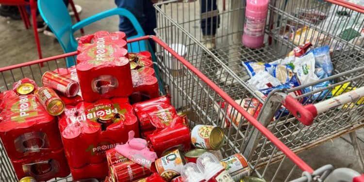 Procon apreende e descarta 207 itens impróprios para consumo em supermercado na zona Leste de Manaus