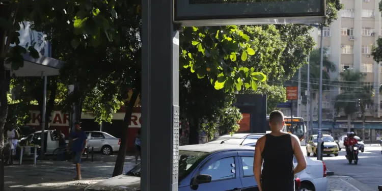 Carnaval deve ser de calor forte e pouca chuva na maior parte do país