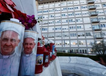 Após crise respiratória, Papa Francisco recebe transfusão de sangue