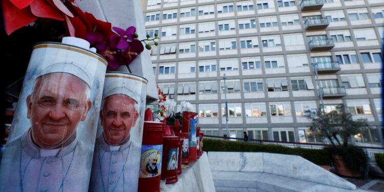 Após crise respiratória, Papa Francisco recebe transfusão de sangue
