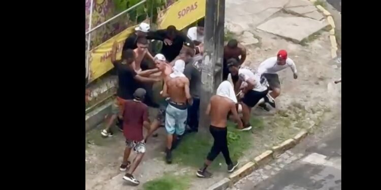 Uma pessoa permanece internada após briga de torcidas no Recife