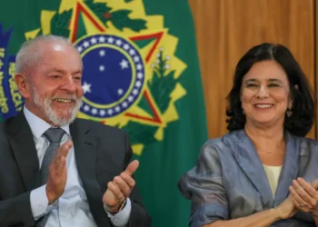 Governo anuncia vacina 100% nacional contra a dengue no SUS em 2026