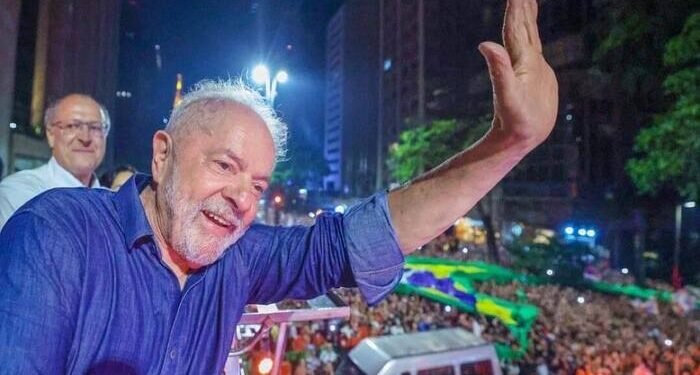 'Já dá para decretar carnaval em todo território nacional, né?', diz Lula em rede social