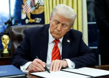 Trump anuncia tarifa contra países que comprarem petróleo da Venezuela