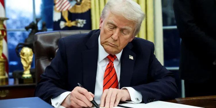 Trump anuncia tarifa contra países que comprarem petróleo da Venezuela