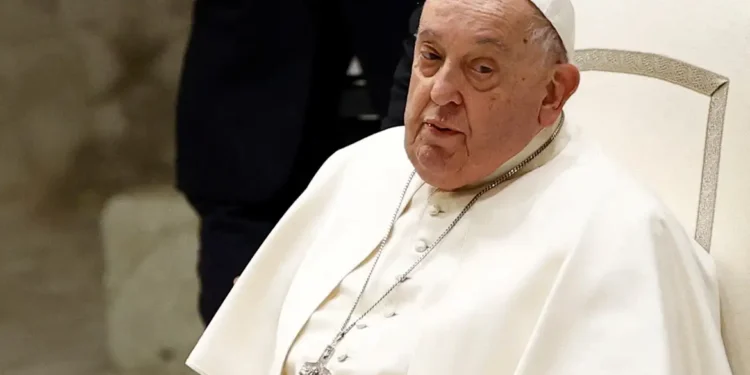 Papa pode aparecer neste domingo para saudação aos fiéis, diz Vaticano