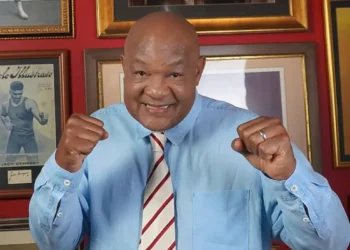 Lenda do boxe, campeão olímpico George Foreman morre aos 76 anos
