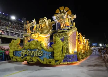Carnaval carioca começa com desfile da Série Ouro e 22 blocos de rua