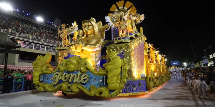 Carnaval carioca começa com desfile da Série Ouro e 22 blocos de rua