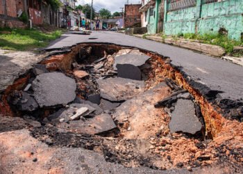Fala Manaus: cratera 'engole' caminhão de lixo e escancara abandono no Coroado