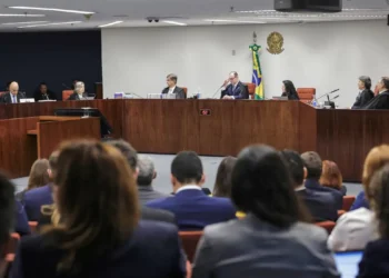 STF valida delação de Mauro Cid; julgamento será retomado amanhã