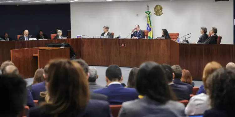 STF valida delação de Mauro Cid; julgamento será retomado amanhã